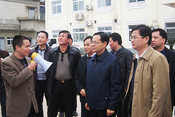 2013年12月，广西自治区党委副书记、人民当局主席陈武（右二，时任南宁市委书记）来武鸣锦龙调研