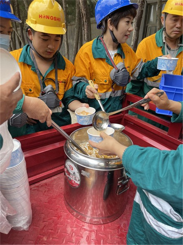 炎炎夏季送清冷 丝丝关爱入心田——红河天宝组织送清冷活动